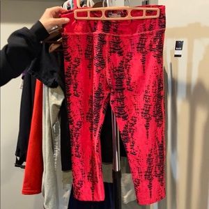 RedBlack  Under Armour Capri